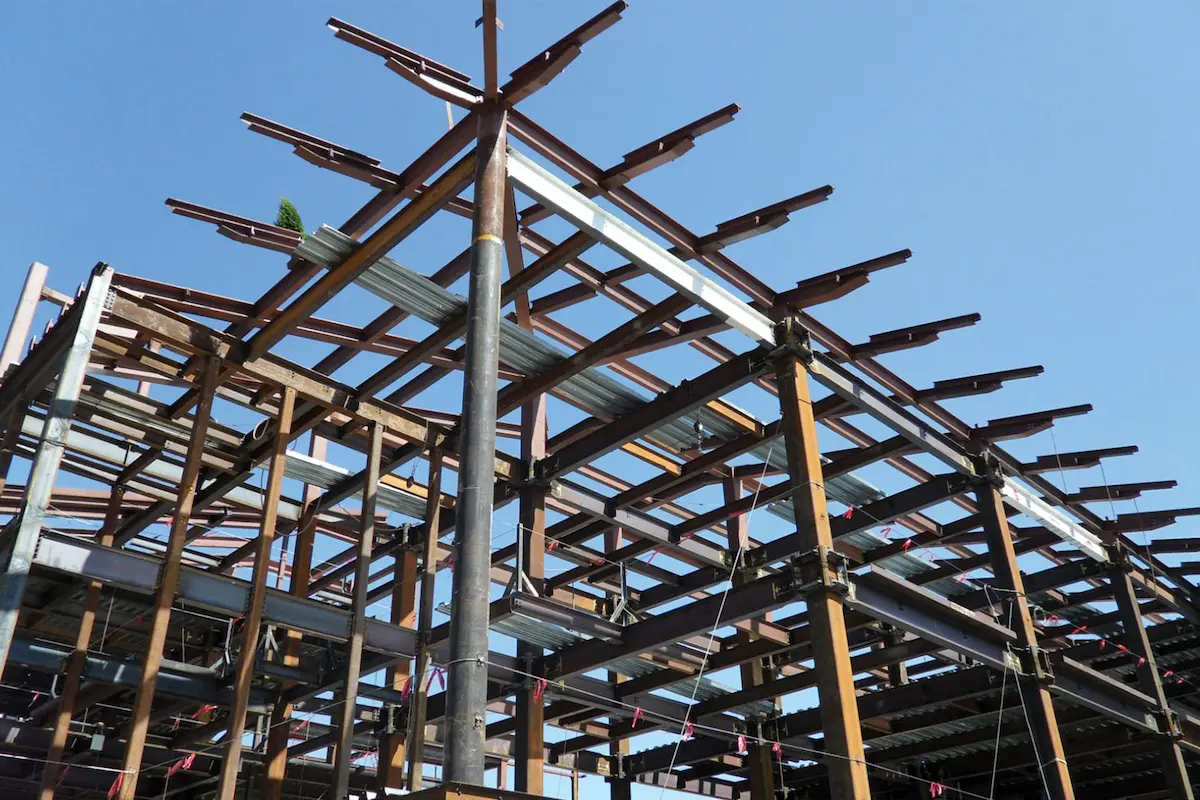 گام به گام فرآیند اجرای سوله از اسکلت تا تحویل نهایی